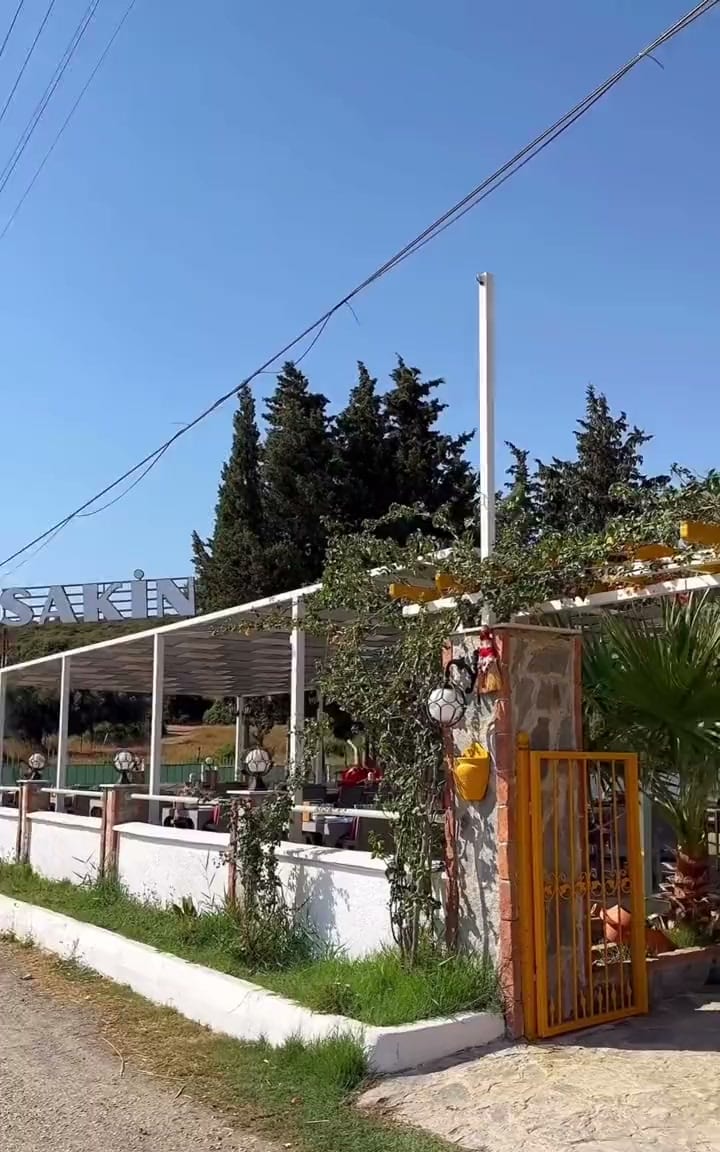 Sarı bahçe kapısına giden taş yol.