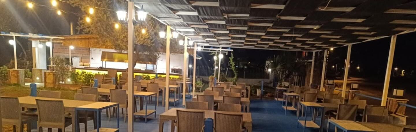 Gece, boş teras ve masalar.